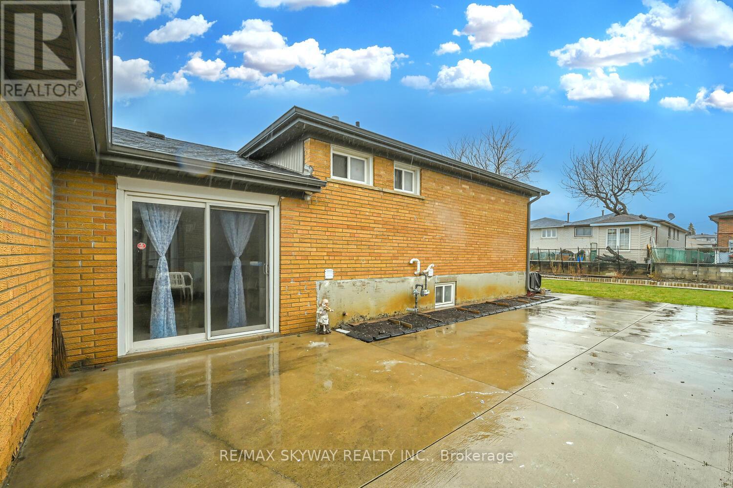 7517 Lully Court, Mississauga, Ontario  L4T 2P2 - Photo 38 - W12284243