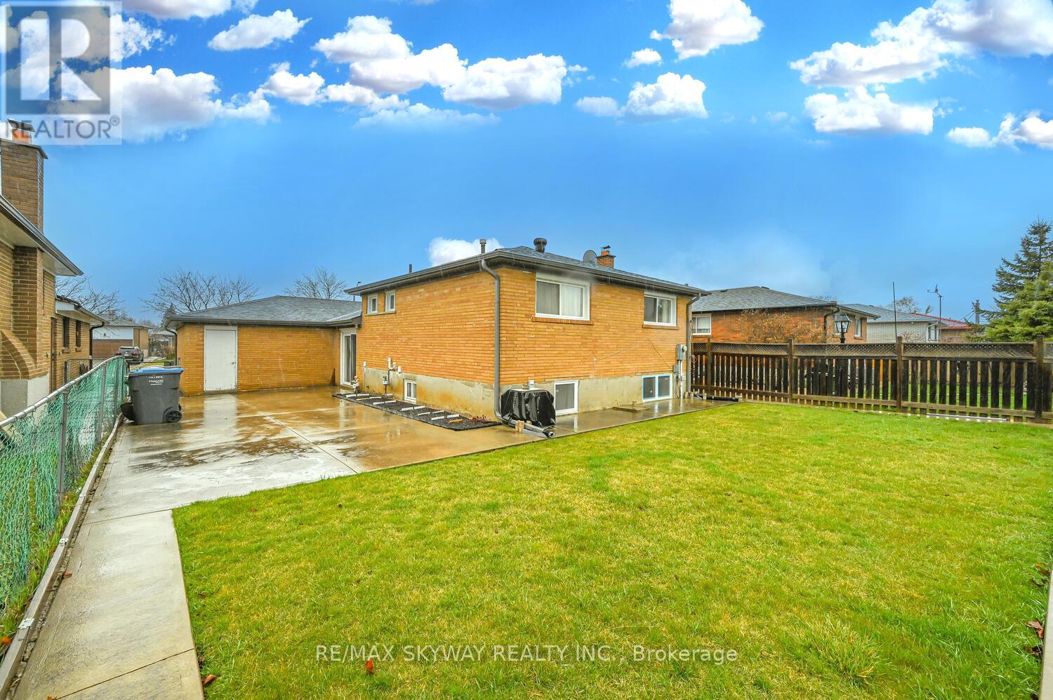 7517 Lully Court, Mississauga, Ontario  L4T 2P2 - Photo 37 - W12284243