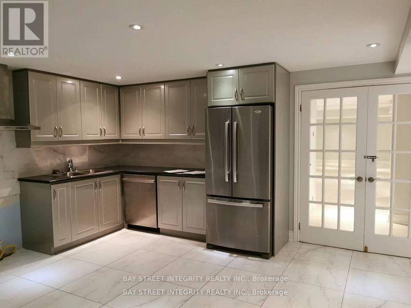 2 Lonsdale Court, Markham, Ontario  L3R 7T6 - Photo 6 - N12296314