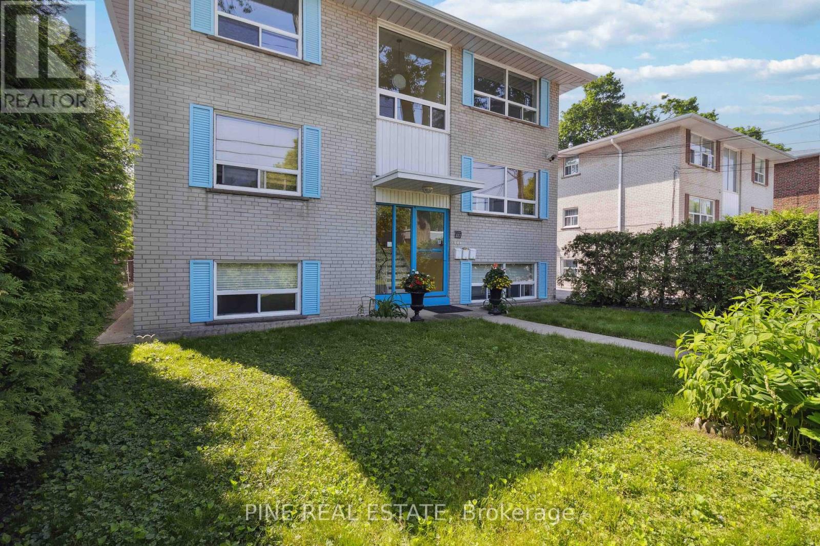 3 - 19 Queen Street W, Mississauga, Ontario  L5H 1L5 - Photo 3 - W12295822