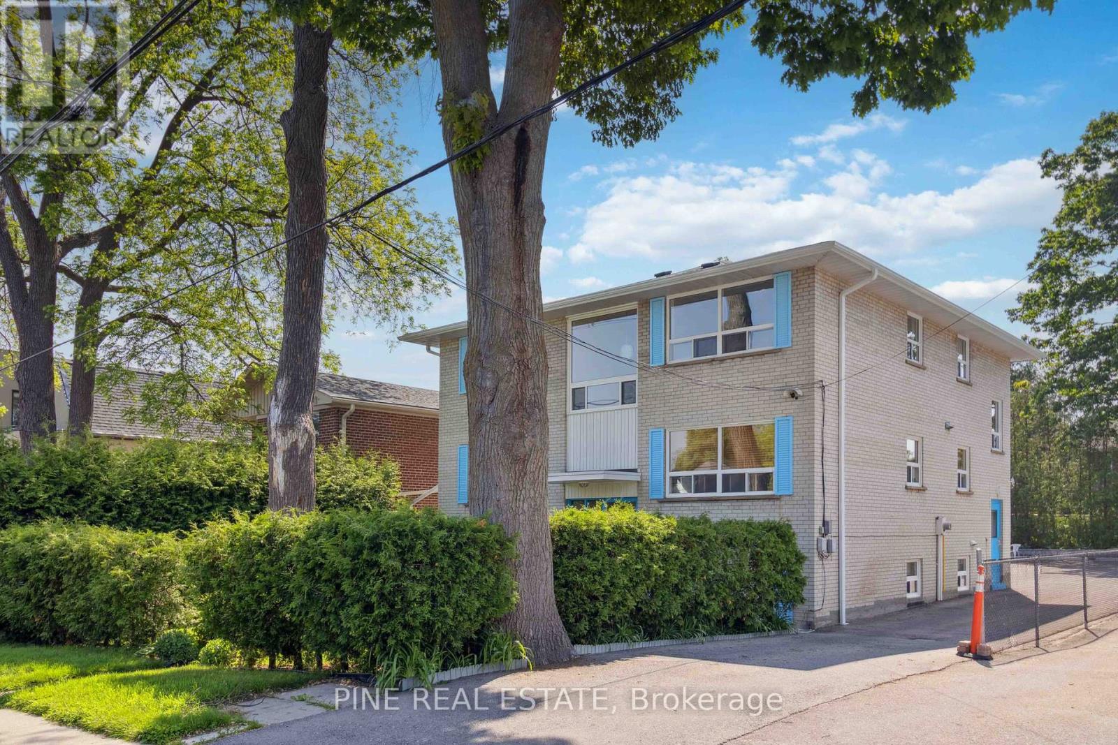 3 - 19 Queen Street W, Mississauga, Ontario  L5H 1L5 - Photo 5 - W12295822