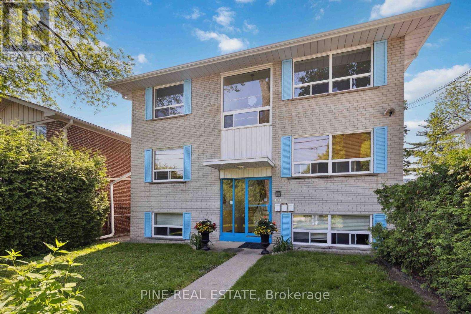 3 - 19 Queen Street W, Mississauga, Ontario  L5H 1L5 - Photo 4 - W12295822