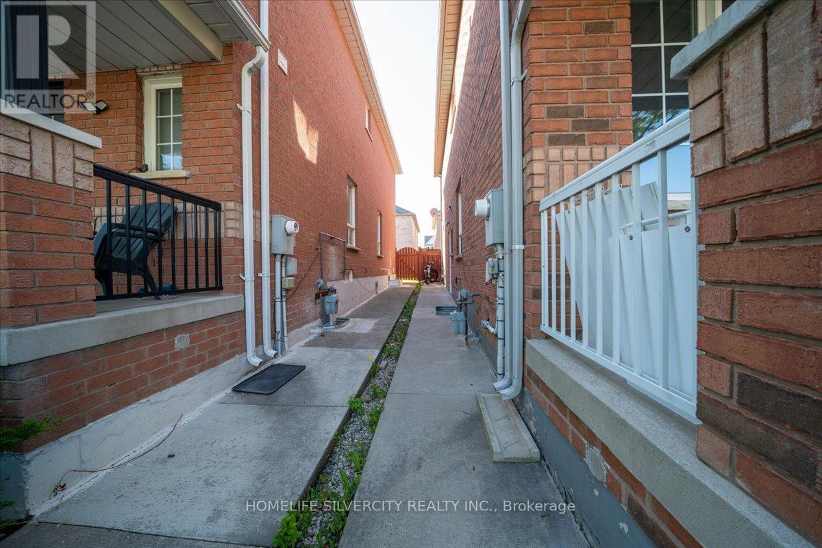6 Bentgrass Lane, Brampton (Snelgrove), Ontario  L7A 3K2 - Photo 33 - W12296449