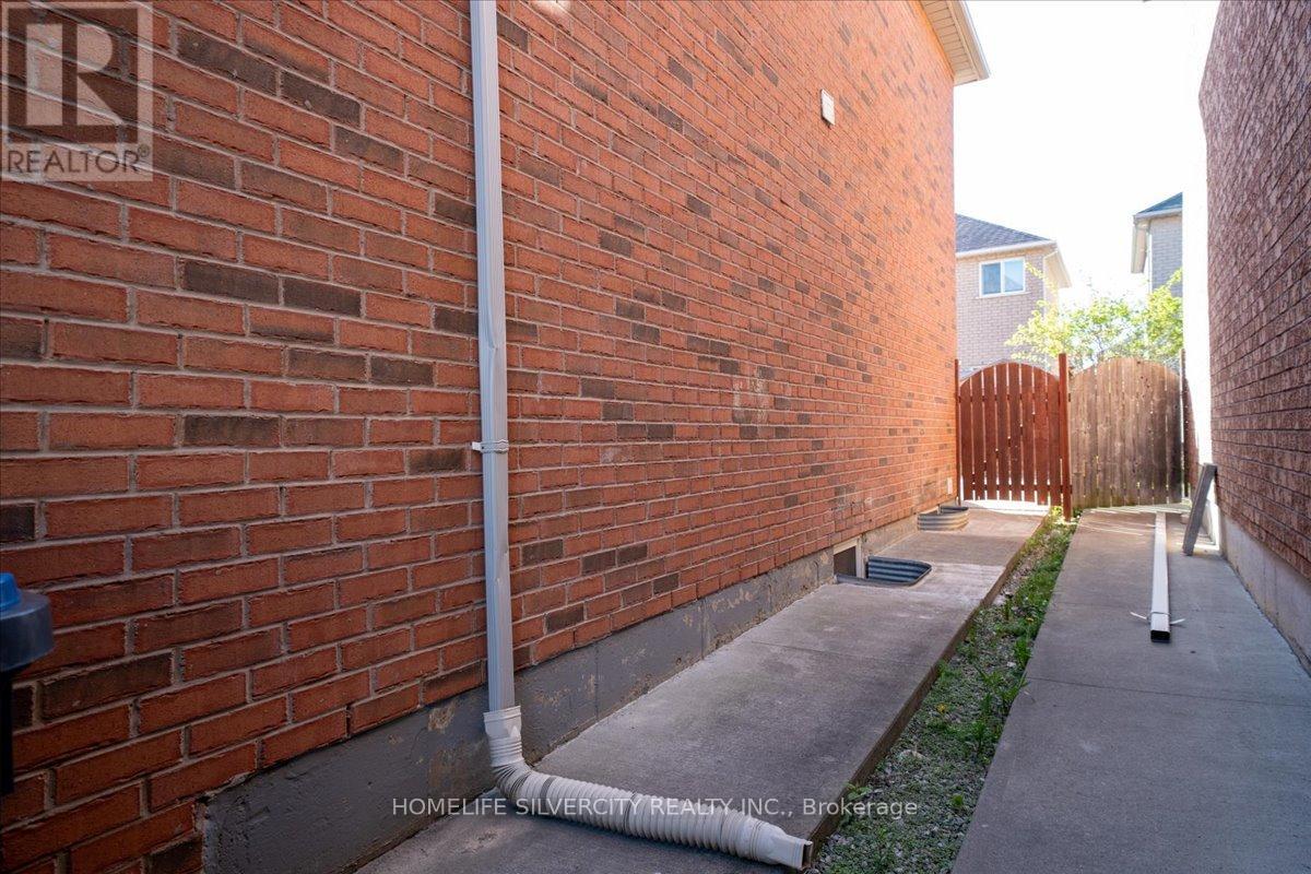 6 Bentgrass Lane, Brampton (Snelgrove), Ontario  L7A 3K2 - Photo 34 - W12296449