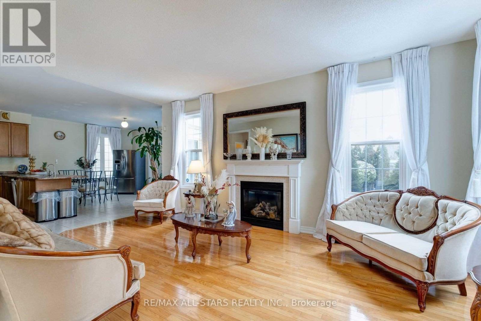 18 Orr Farm Road, Markham, Ontario  L6C 0A3 - Photo 6 - N12296463