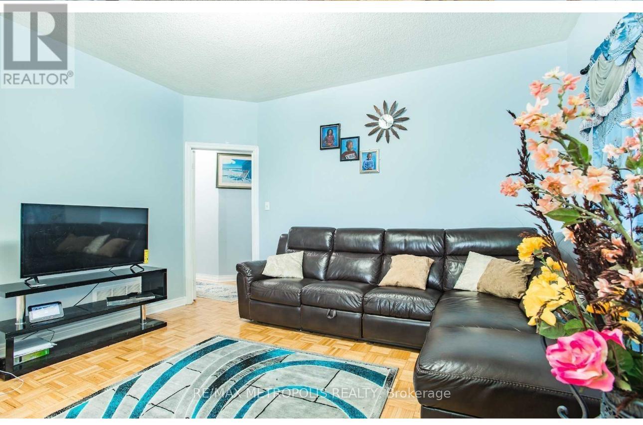Upper - 13 Savita Road, Brampton, Ontario  L7A 3T2 - Photo 5 - W12296496
