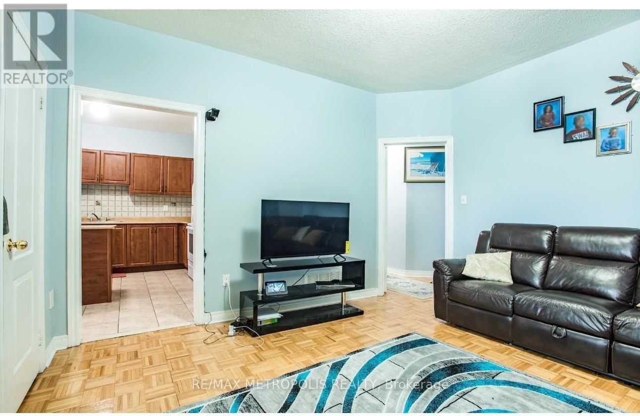 Upper - 13 Savita Road, Brampton, Ontario  L7A 3T2 - Photo 6 - W12296496
