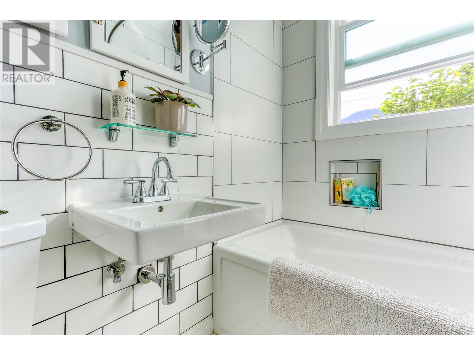 Property at 654 Schofield Highway image 3