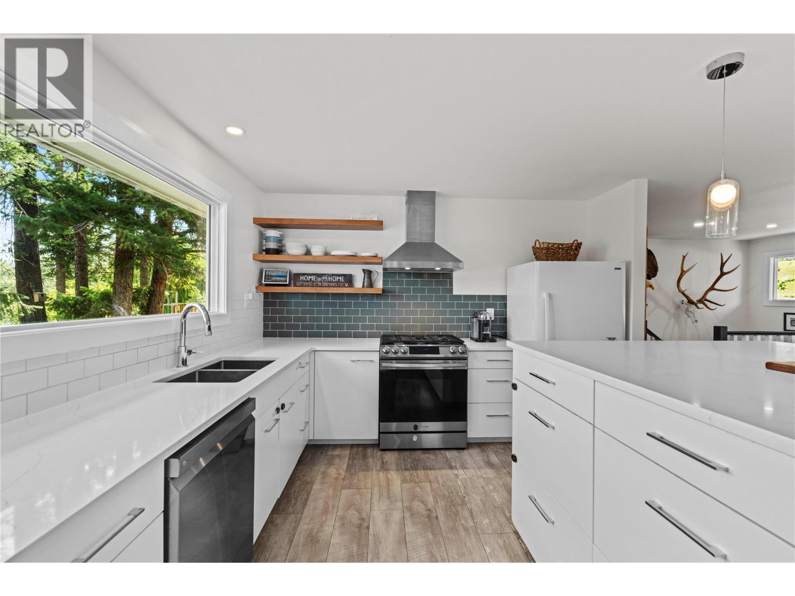Property at 1254 Foxwood Lane image 2