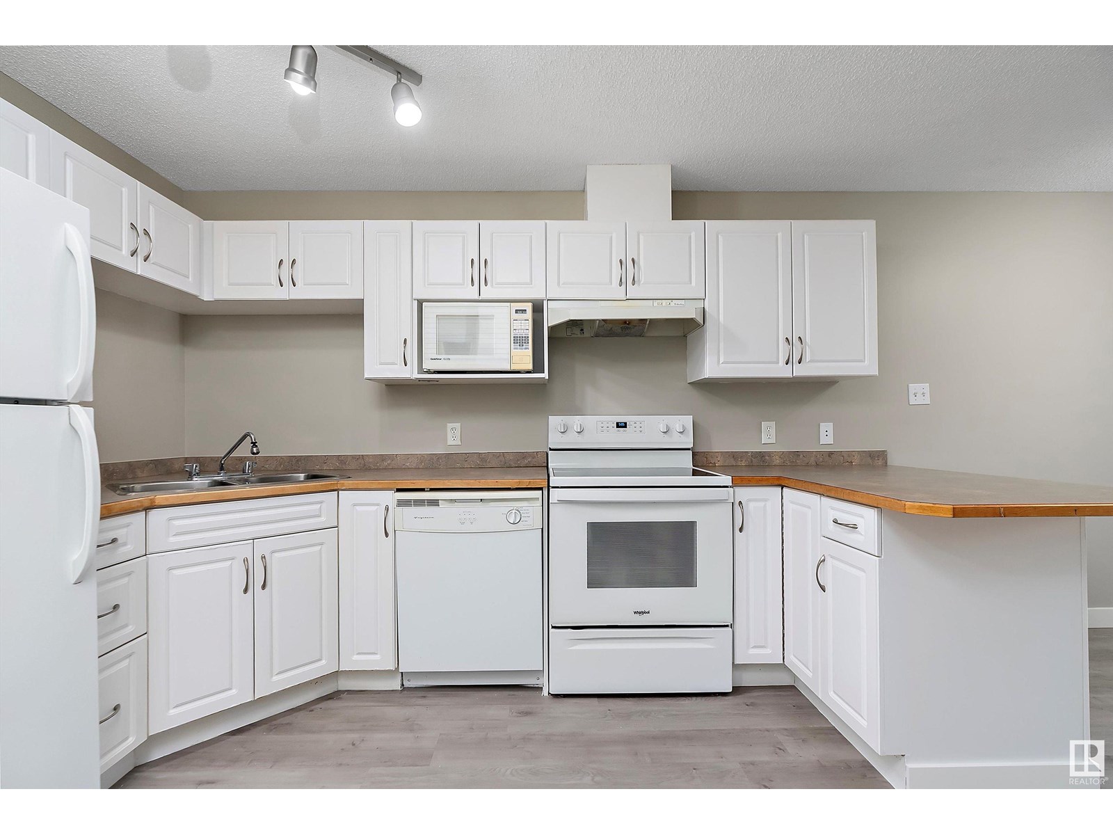 Property at #123 2305 35A AV NW image 4