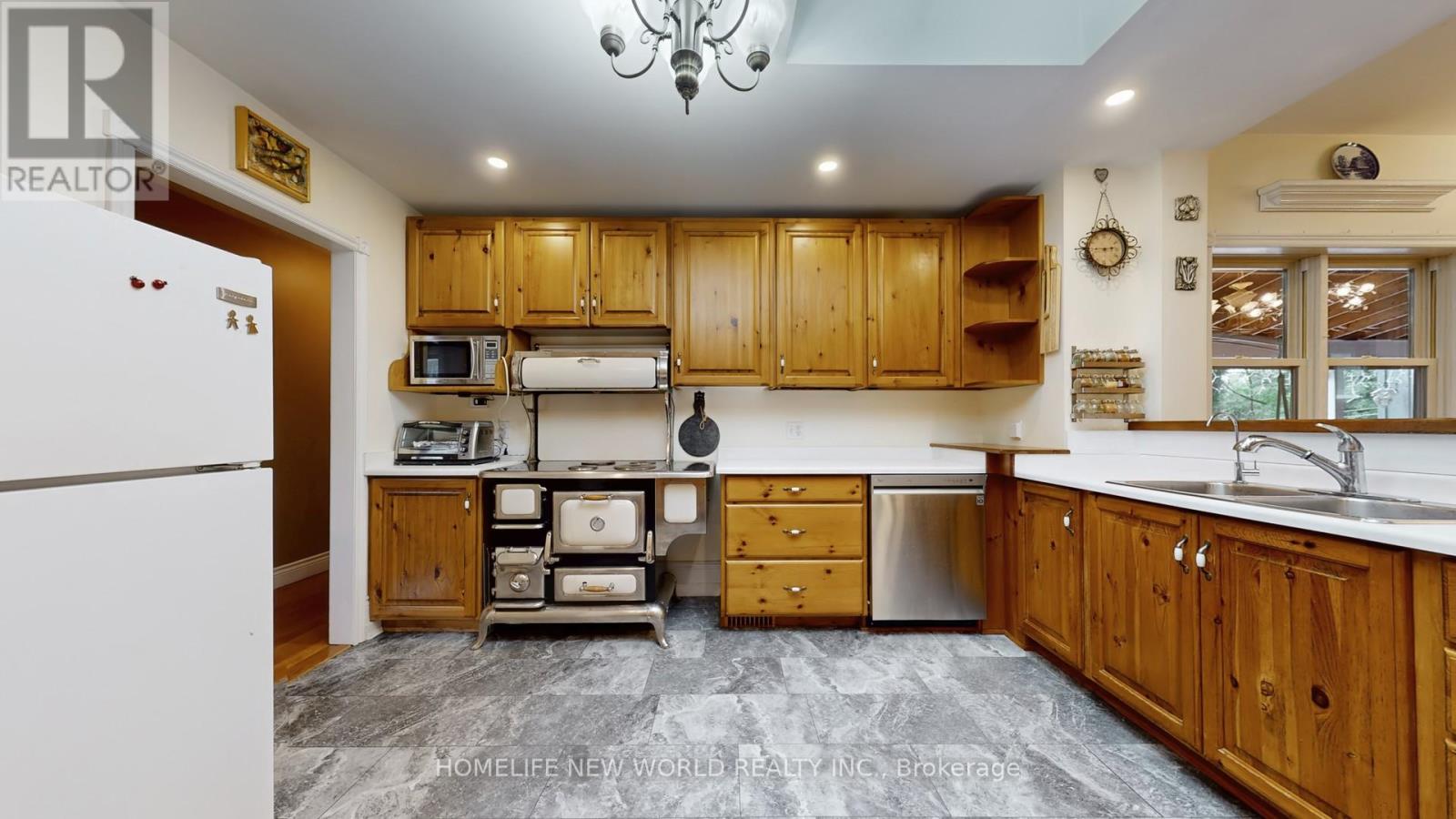 18770 Leslie Street, East Gwillimbury, Ontario  L0G 1V0 - Photo 12 - N12296601