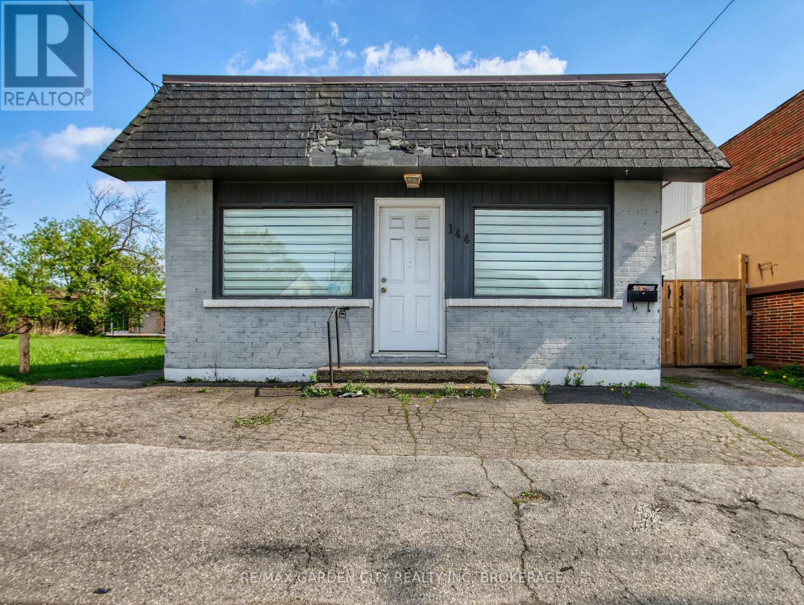 144 Welland Avenue, St. Catharines, Ontario  L2R 2N6 - Photo 2 - X12296672