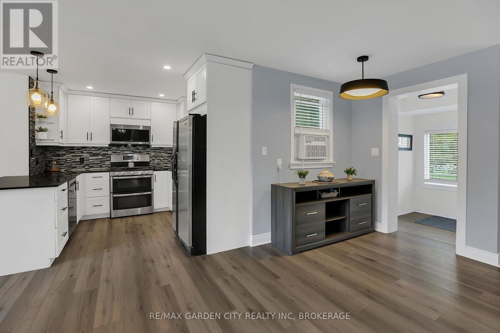 222 Ridgeway Road, Fort Erie (Crystal Beach), Ontario  L0S 1B0 - Photo 4 - X12296687