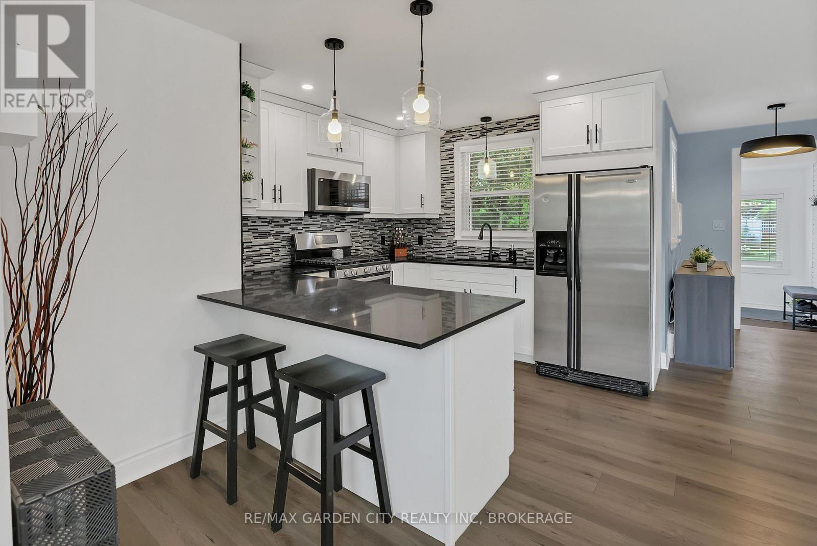 222 Ridgeway Road, Fort Erie (Crystal Beach), Ontario  L0S 1B0 - Photo 7 - X12296687