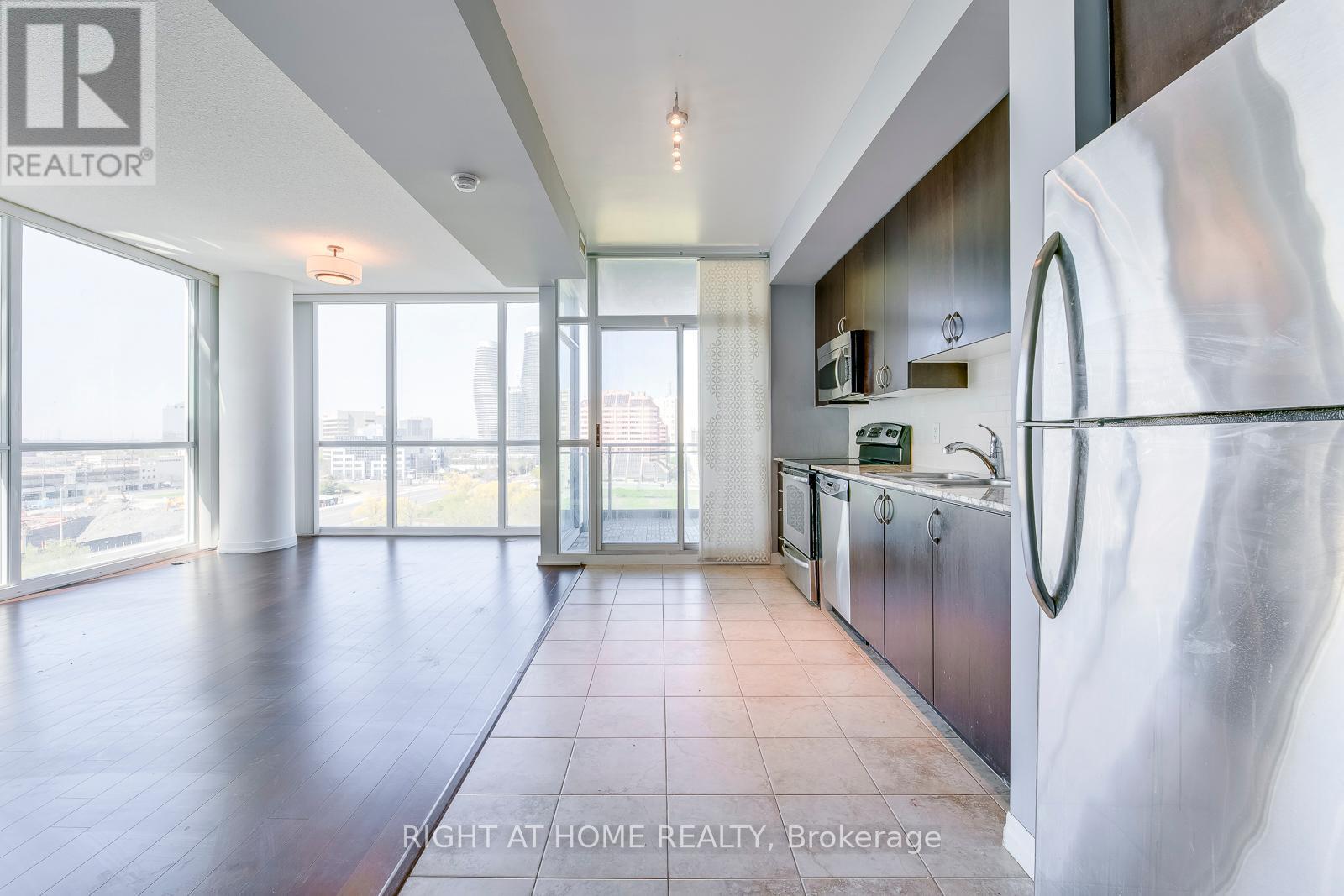 802 - 223 Webb Drive, Mississauga, Ontario  L5B 0E8 - Photo 10 - W12296710