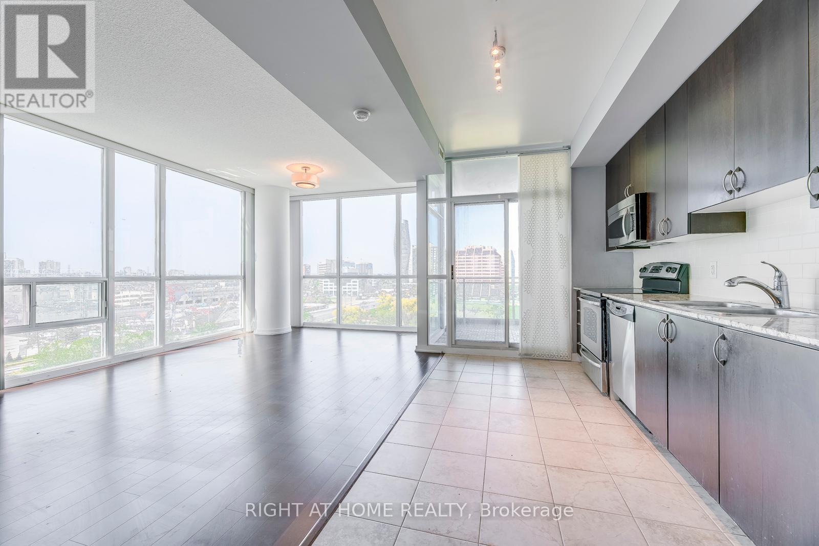 802 - 223 Webb Drive, Mississauga, Ontario  L5B 0E8 - Photo 11 - W12296710