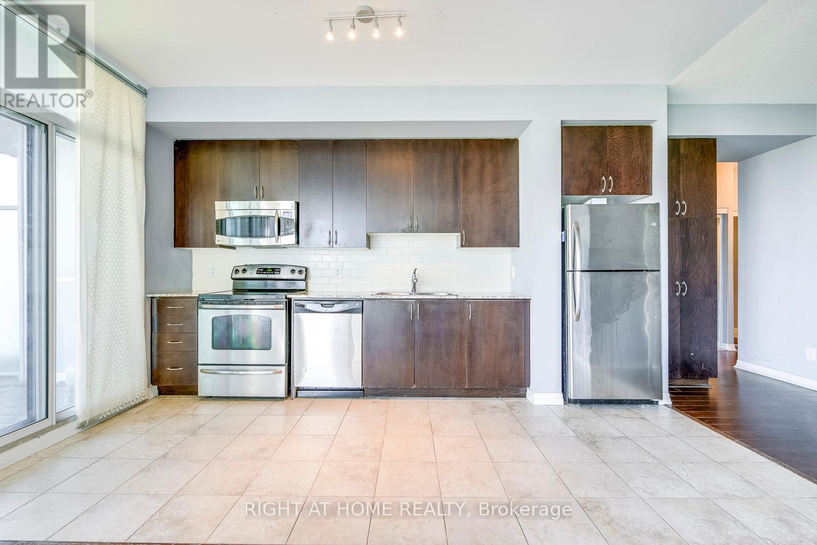 802 - 223 Webb Drive, Mississauga, Ontario  L5B 0E8 - Photo 12 - W12296710