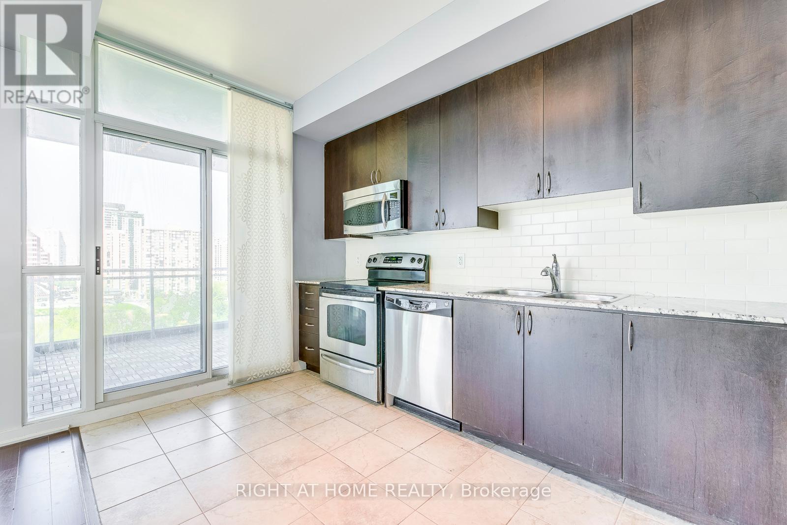802 - 223 Webb Drive, Mississauga, Ontario  L5B 0E8 - Photo 13 - W12296710