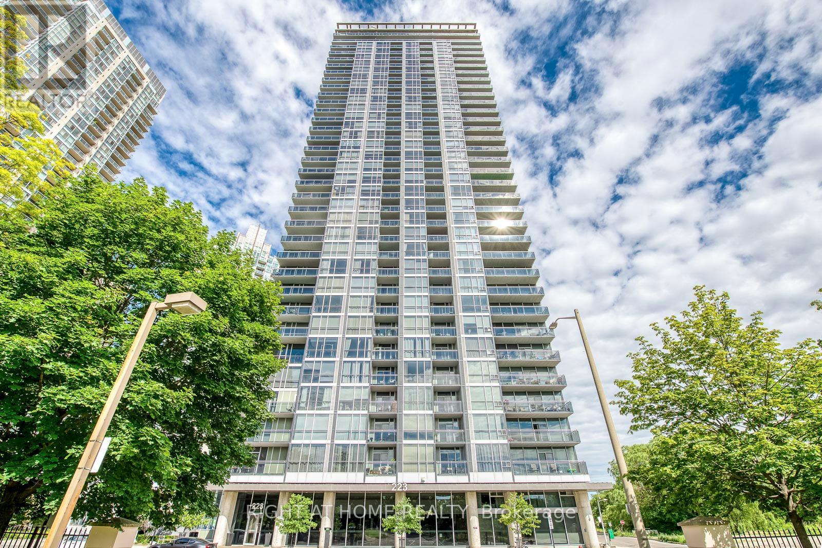 802 - 223 Webb Drive, Mississauga, Ontario  L5B 0E8 - Photo 2 - W12296710
