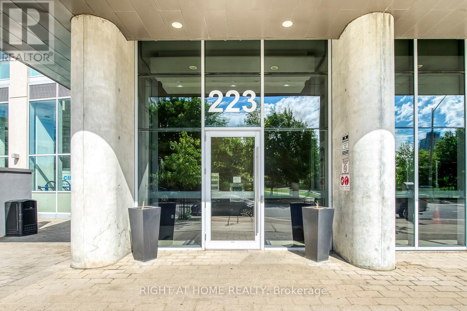 802 - 223 Webb Drive, Mississauga, Ontario  L5B 0E8 - Photo 4 - W12296710