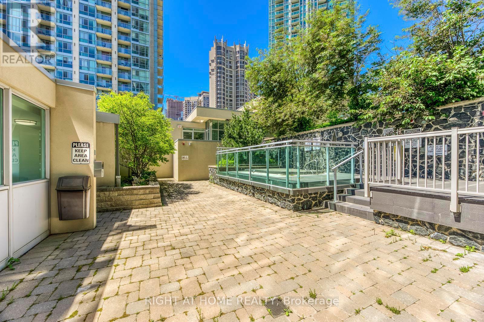 802 - 223 Webb Drive, Mississauga, Ontario  L5B 0E8 - Photo 45 - W12296710