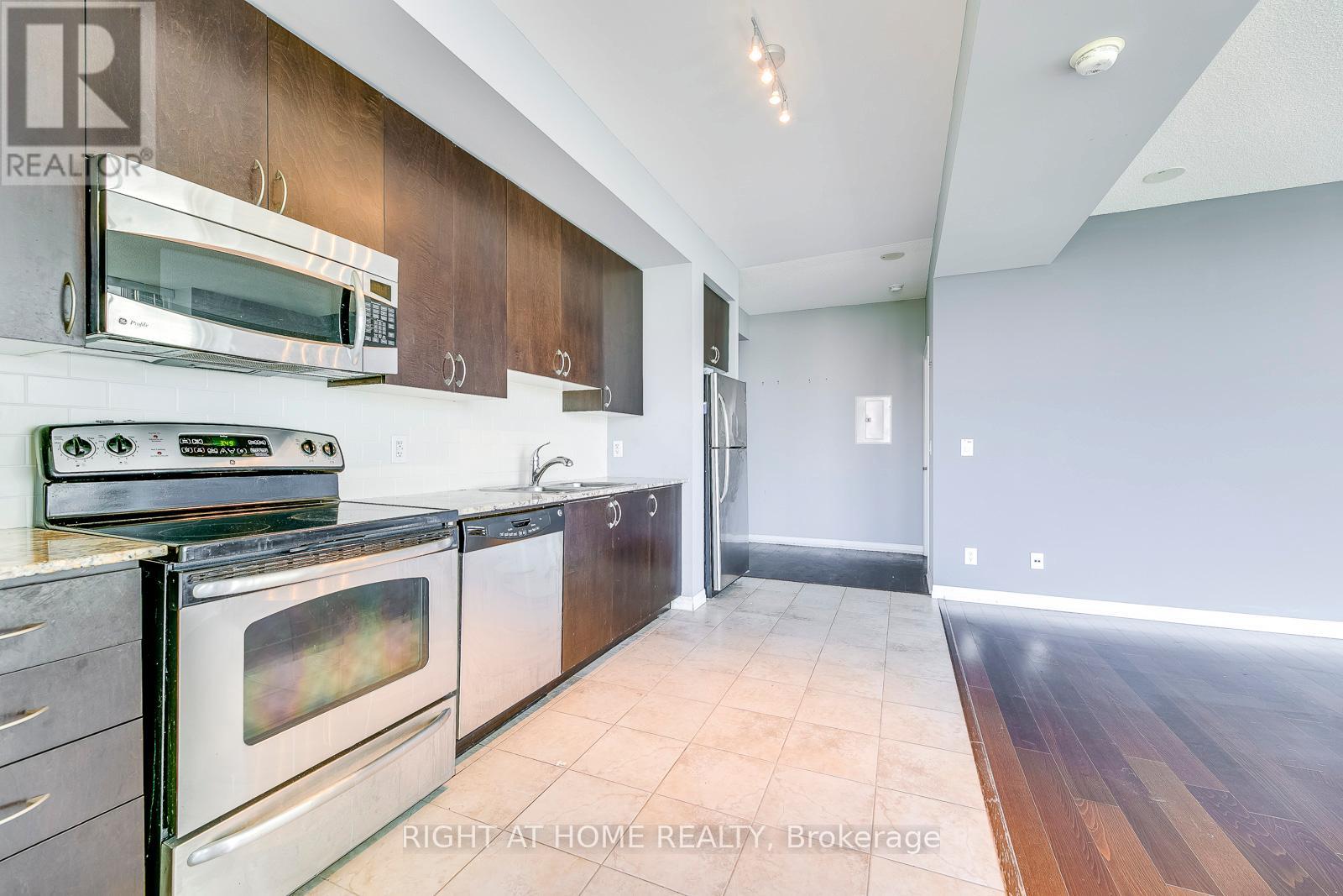 802 - 223 Webb Drive, Mississauga, Ontario  L5B 0E8 - Photo 9 - W12296710