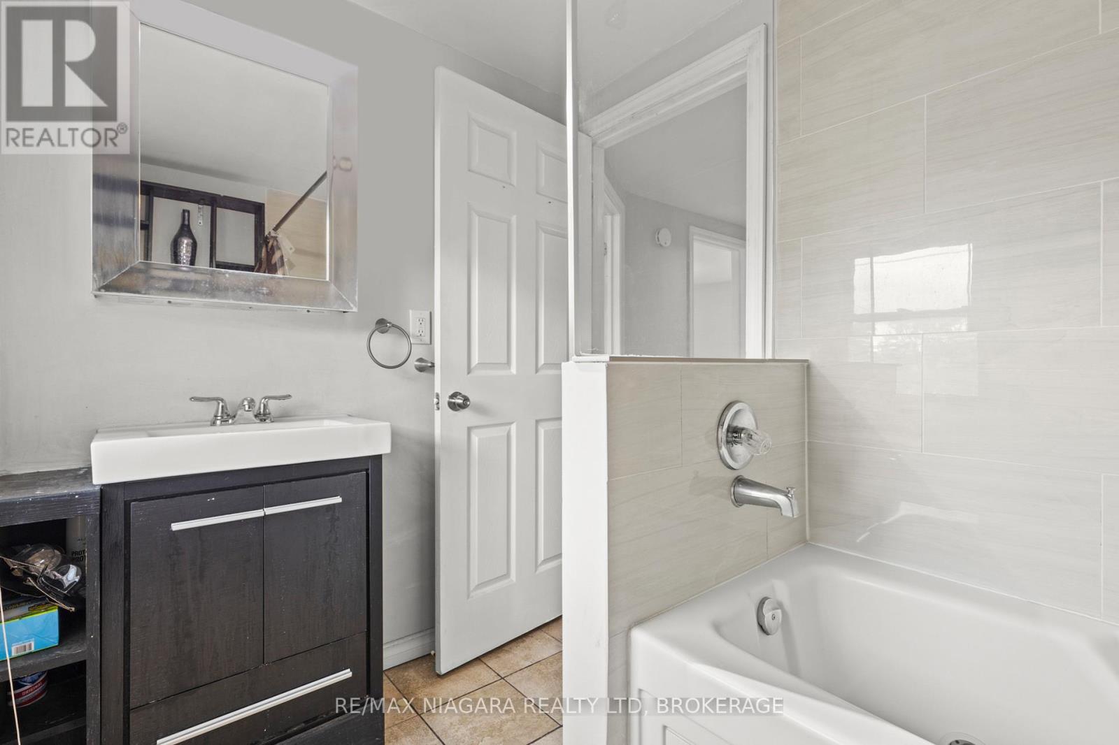 32 Page Street, St. Catharines, Ontario  L2R 4A5 - Photo 10 - X12296814