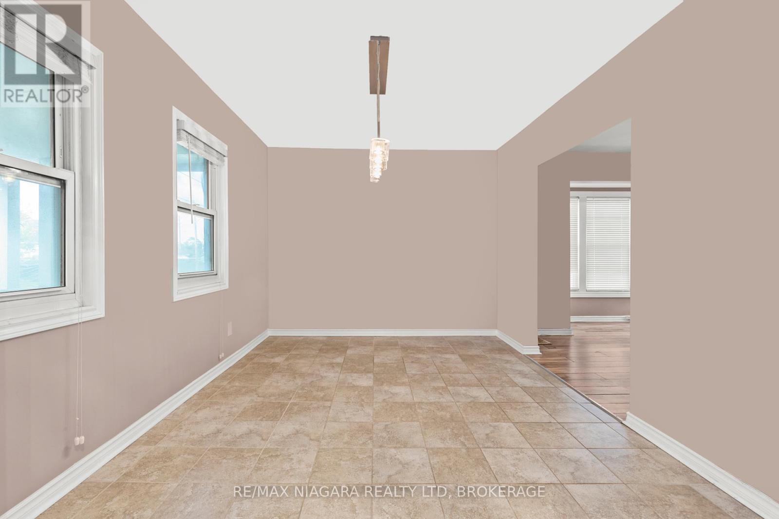 32 Page Street, St. Catharines, Ontario  L2R 4A5 - Photo 12 - X12296814
