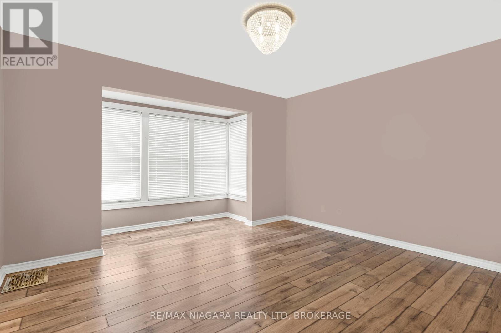 32 Page Street, St. Catharines, Ontario  L2R 4A5 - Photo 13 - X12296814
