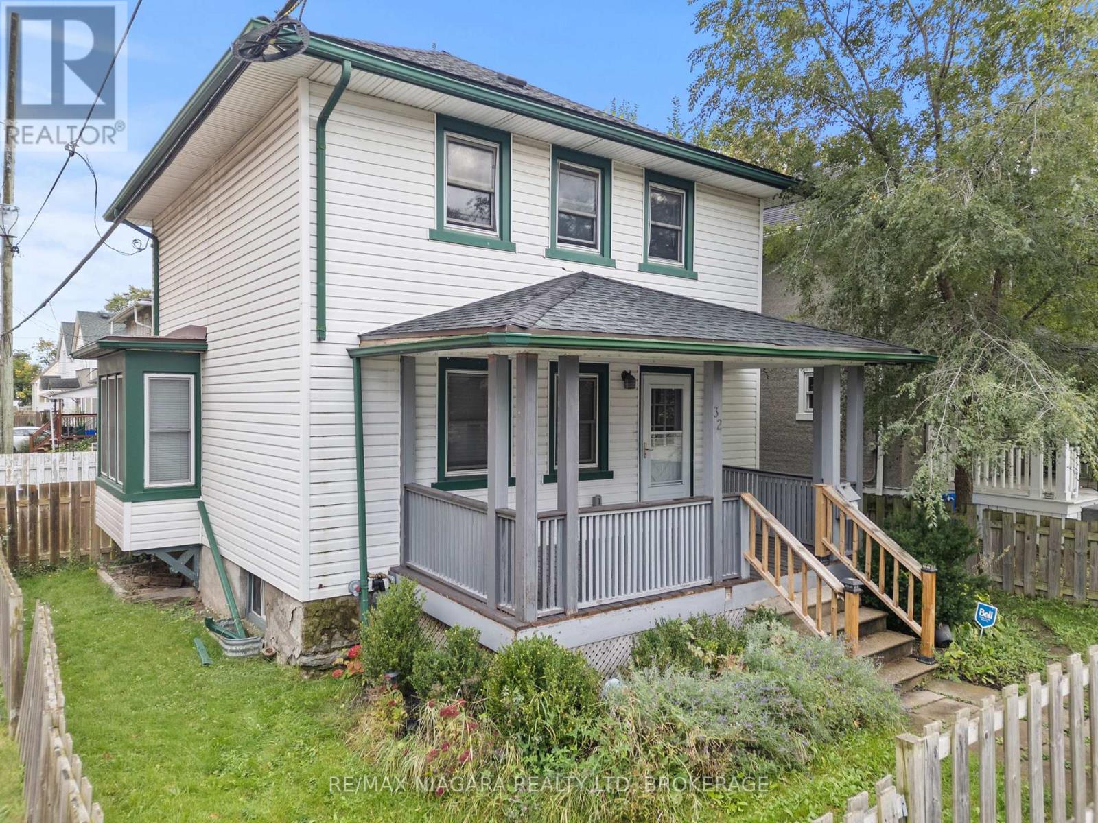 32 Page Street, St. Catharines, Ontario  L2R 4A5 - Photo 2 - X12296814