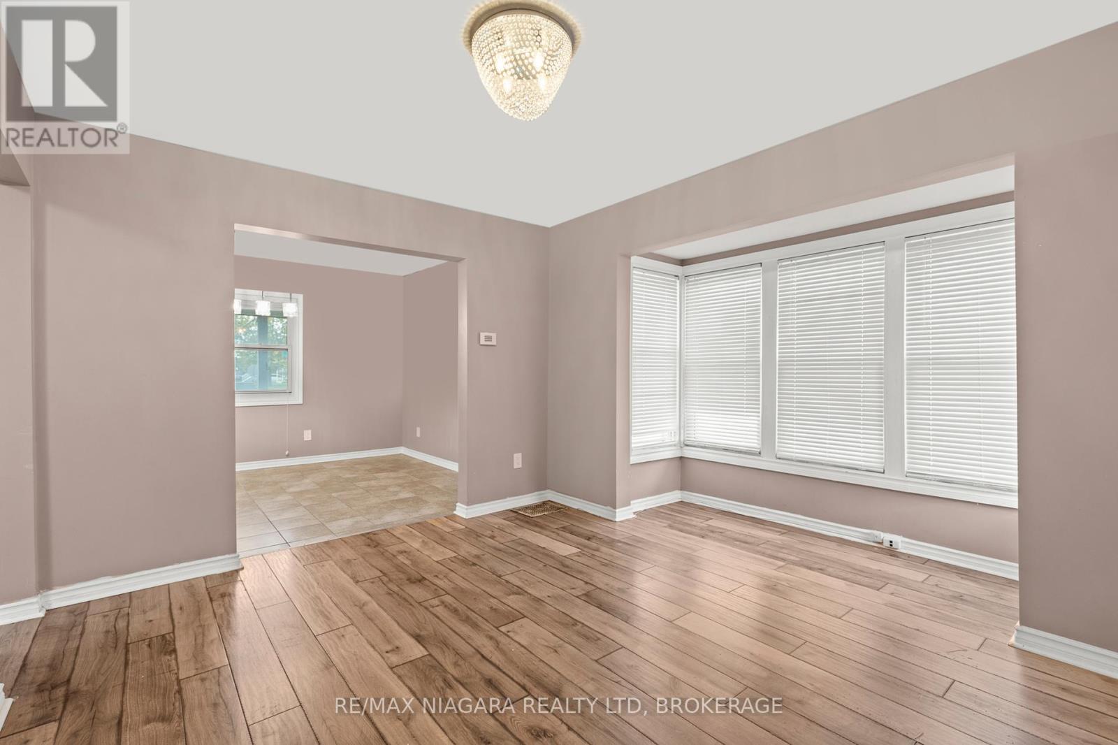32 Page Street, St. Catharines, Ontario  L2R 4A5 - Photo 5 - X12296814
