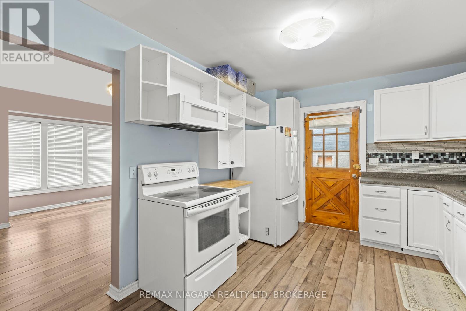 32 Page Street, St. Catharines, Ontario  L2R 4A5 - Photo 6 - X12296814