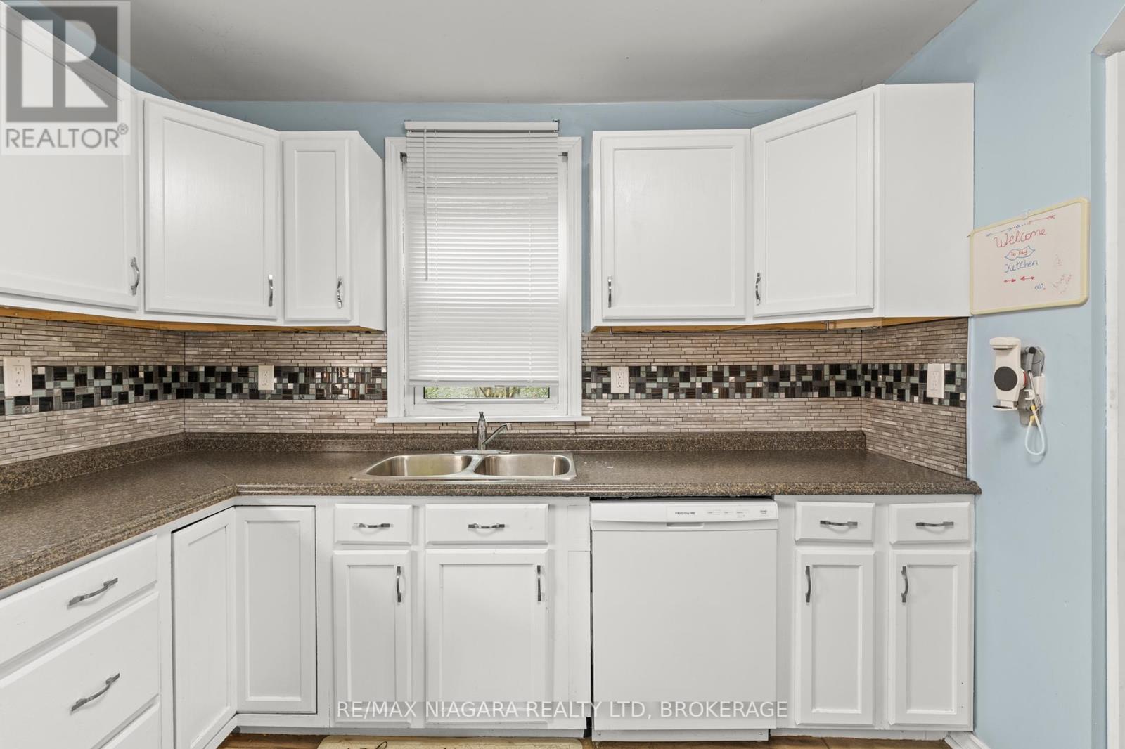 32 Page Street, St. Catharines, Ontario  L2R 4A5 - Photo 8 - X12296814