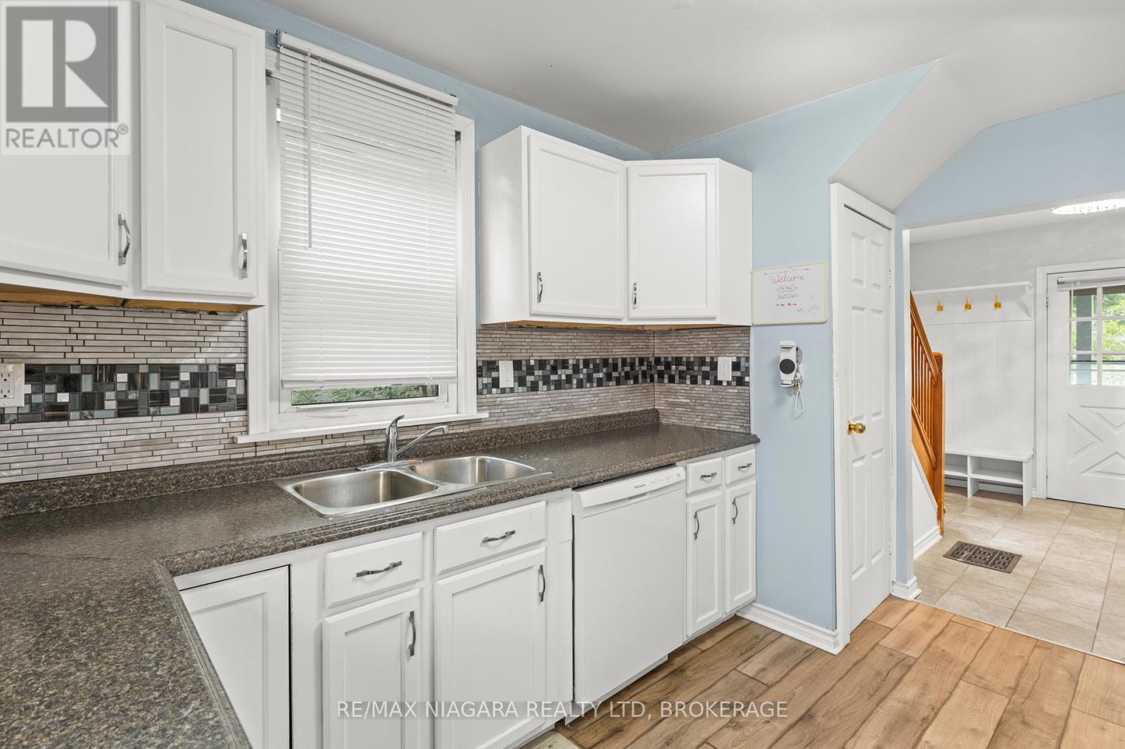 32 Page Street, St. Catharines, Ontario  L2R 4A5 - Photo 9 - X12296814