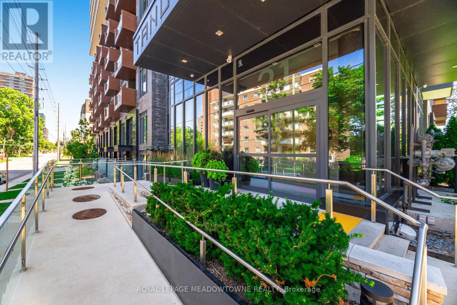 Property at 307 - 21 PARK STREET E image 2