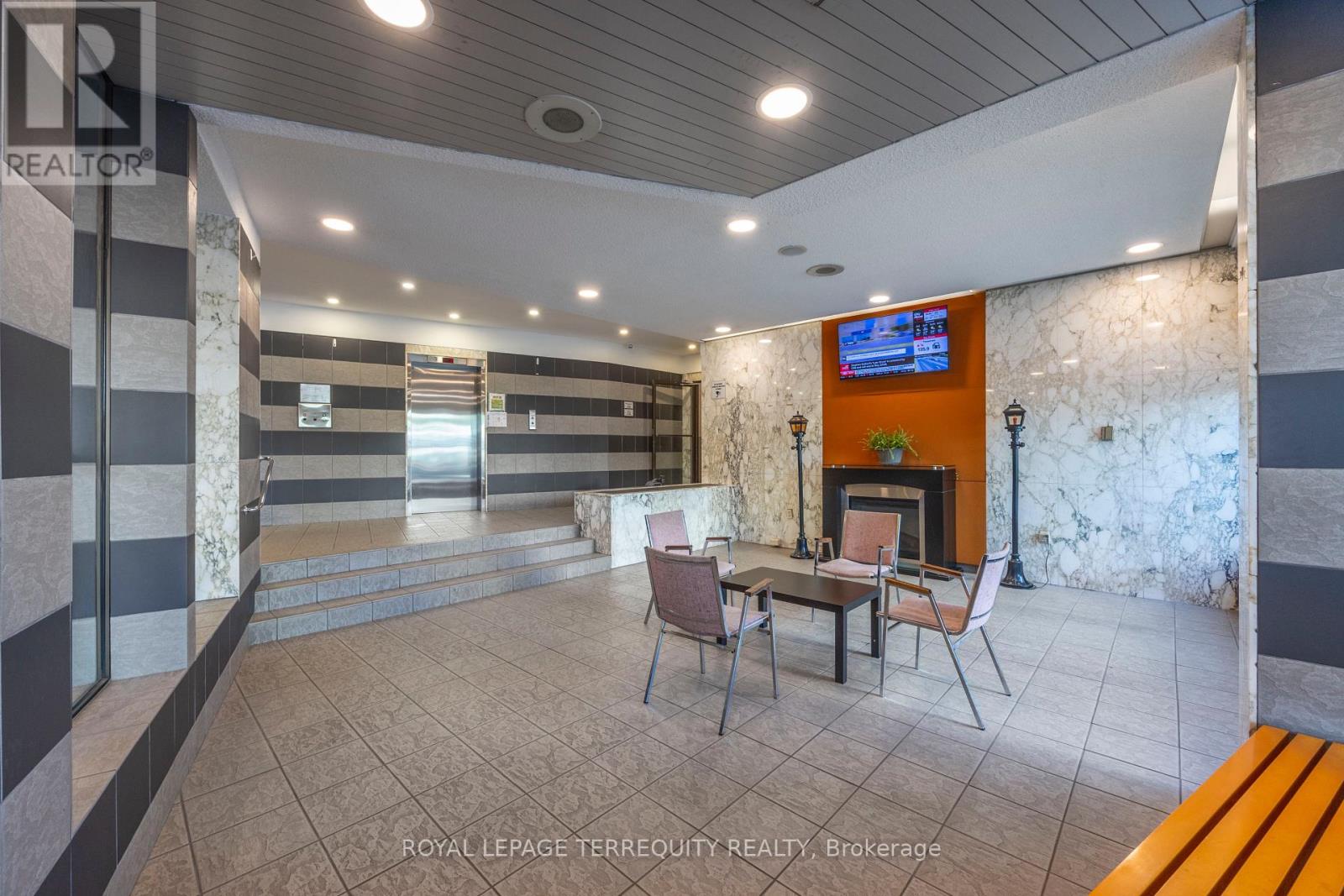 410 - 5 San Romano Way, Toronto, Ontario  M3N 2Y4 - Photo 2 - W12296901
