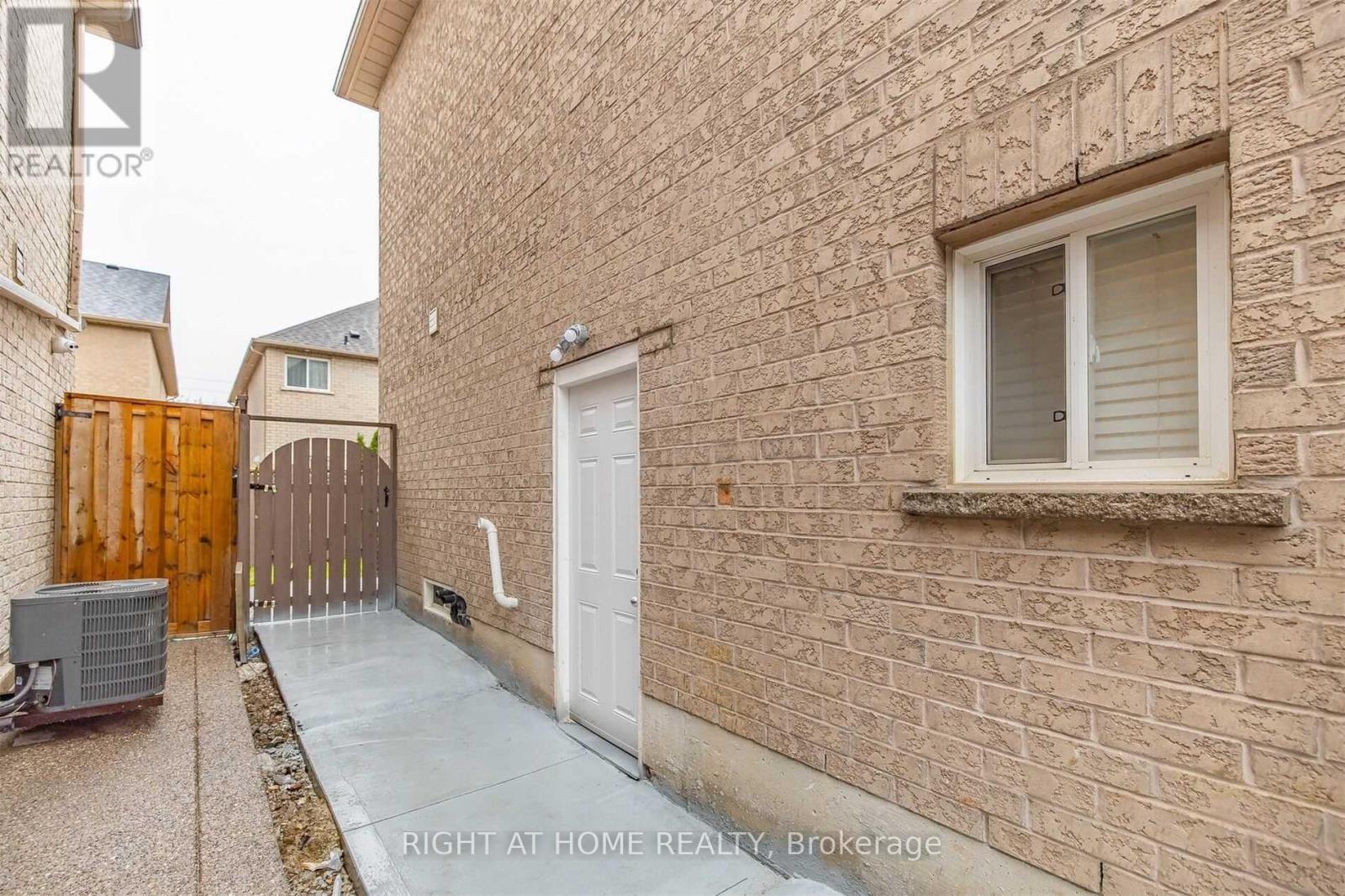 Bsmt - 99 Masters Green Crescent, Brampton, Ontario  L7A 3K3 - Photo 2 - W12296924