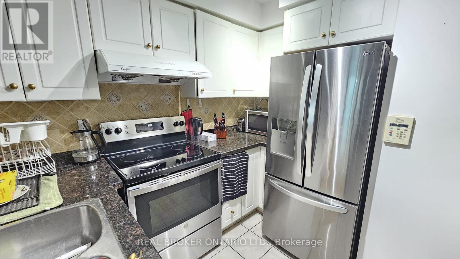 1516 - 7 Lorraine Drive, Toronto, Ontario  M2N 2E3 - Photo 6 - C12296941
