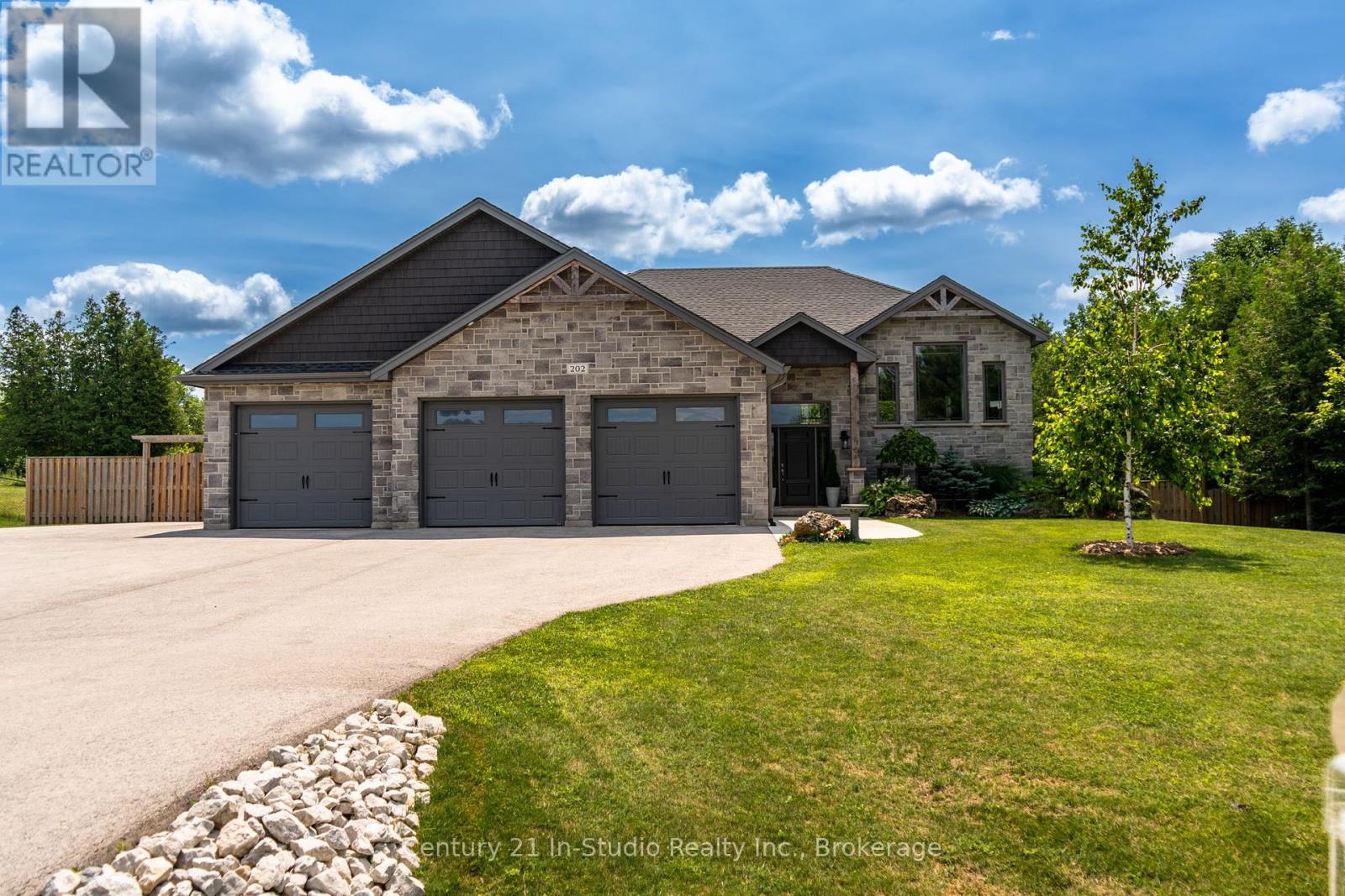 202 Meredith Way, Chatsworth, Ontario  N0H 1G0 - Photo 1 - X12098166