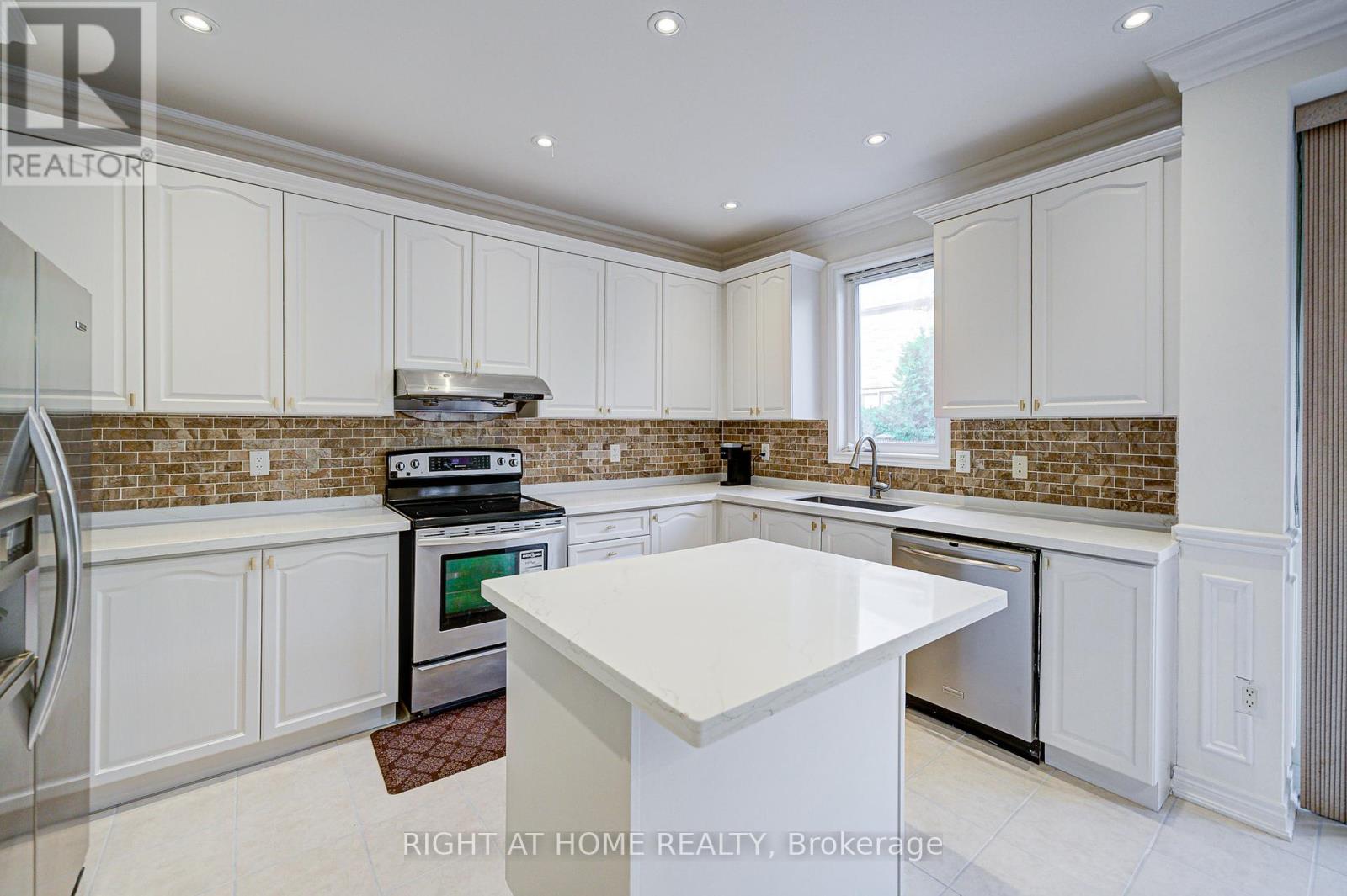 16 Milos Road, Richmond Hill, Ontario  L4E 0J9 - Photo 19 - N12297011