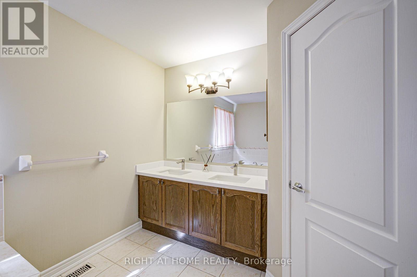16 Milos Road, Richmond Hill, Ontario  L4E 0J9 - Photo 37 - N12297011