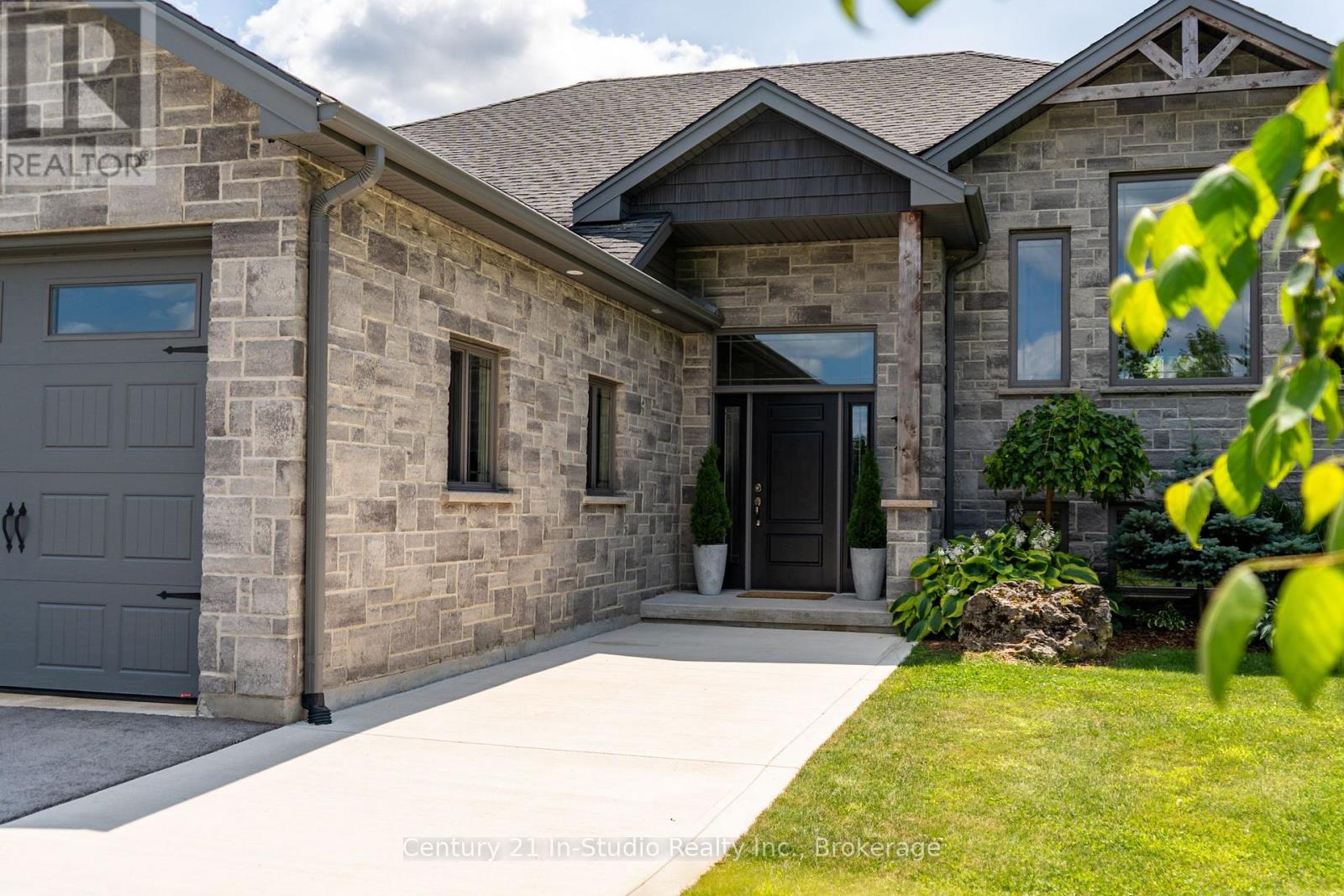 202 Meredith Way, Chatsworth, Ontario  N0H 1G0 - Photo 3 - X12098166