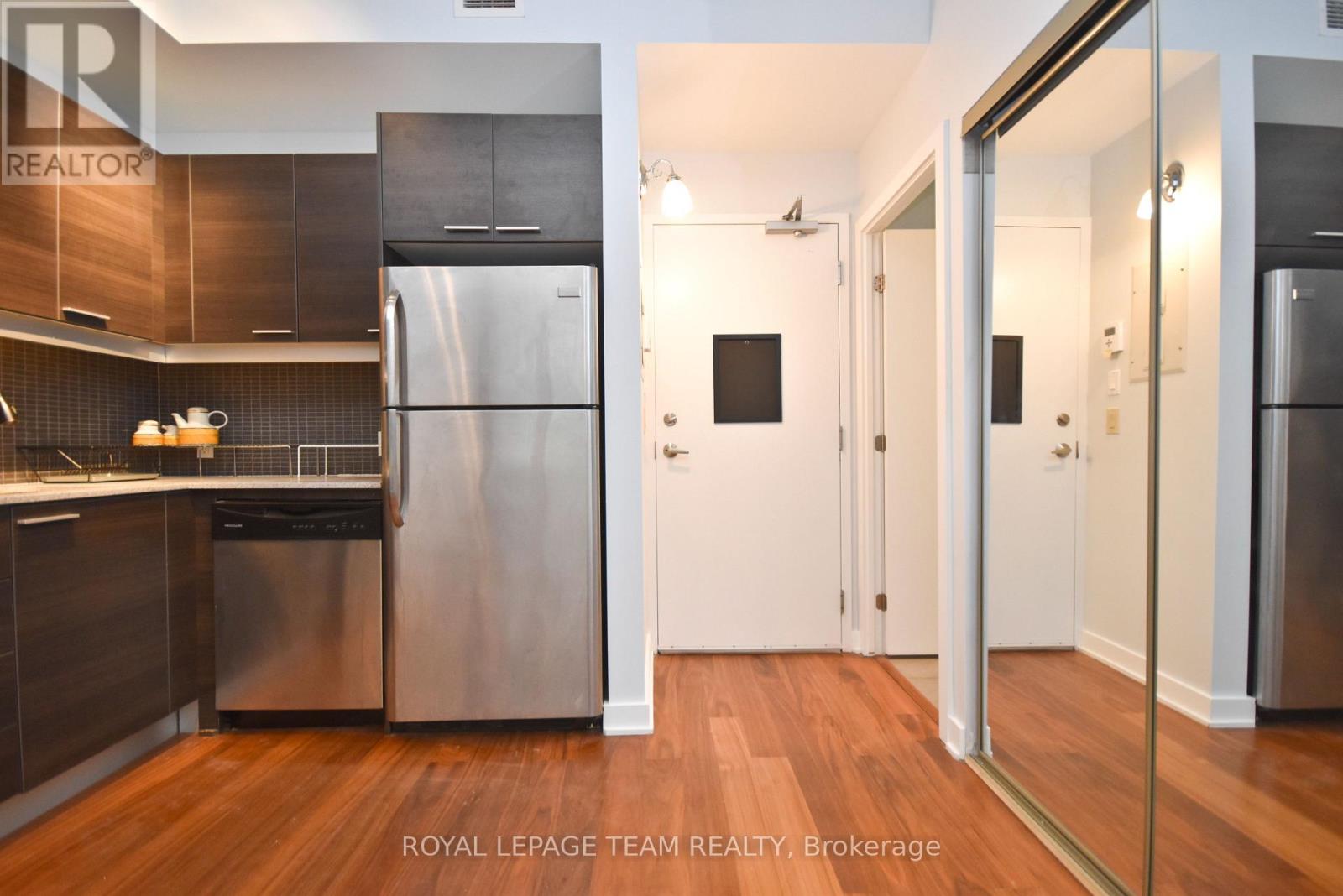 211 - 354 Gladstone Avenue, Ottawa, Ontario  K2P 0R4 - Photo 2 - X12297203