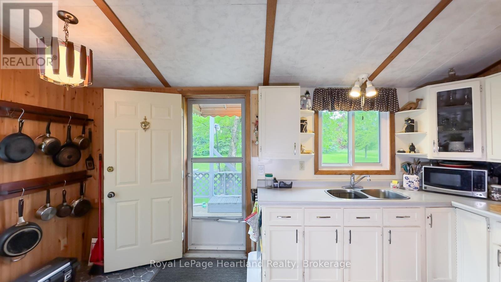 35 Huron Street S, Ashfield-Colborne-Wawanosh, Ontario  N7A 3X9 - Photo 14 - X12297237