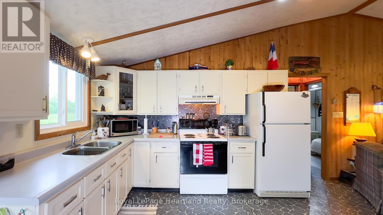 35 Huron Street S, Ashfield-Colborne-Wawanosh, Ontario  N7A 3X9 - Photo 16 - X12297237