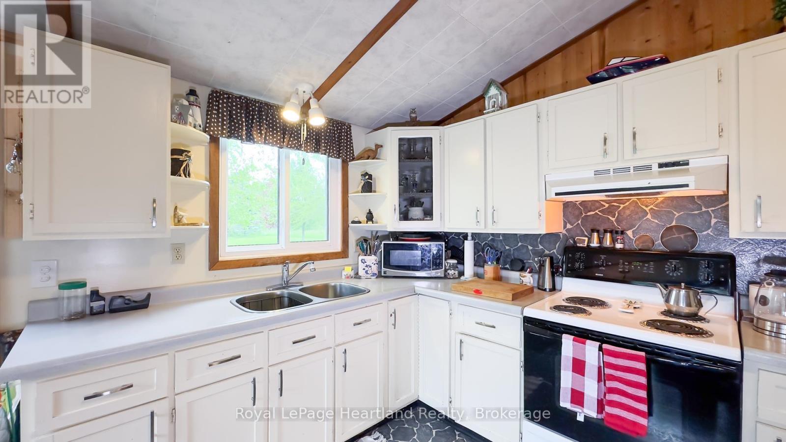 35 Huron Street S, Ashfield-Colborne-Wawanosh, Ontario  N7A 3X9 - Photo 17 - X12297237