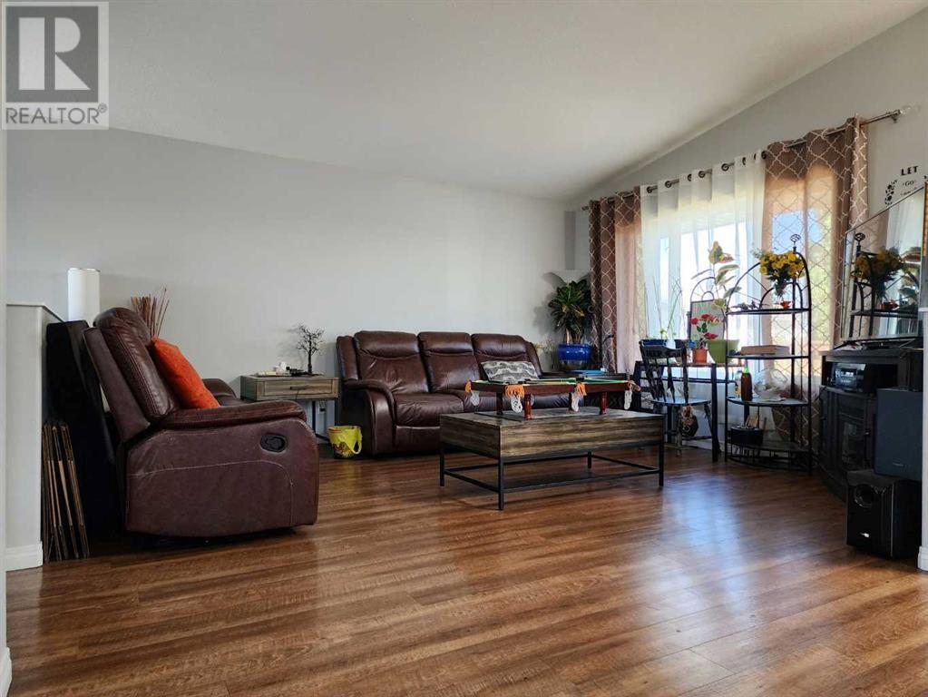 Property at 734 Aberdeen Crescent W image 4