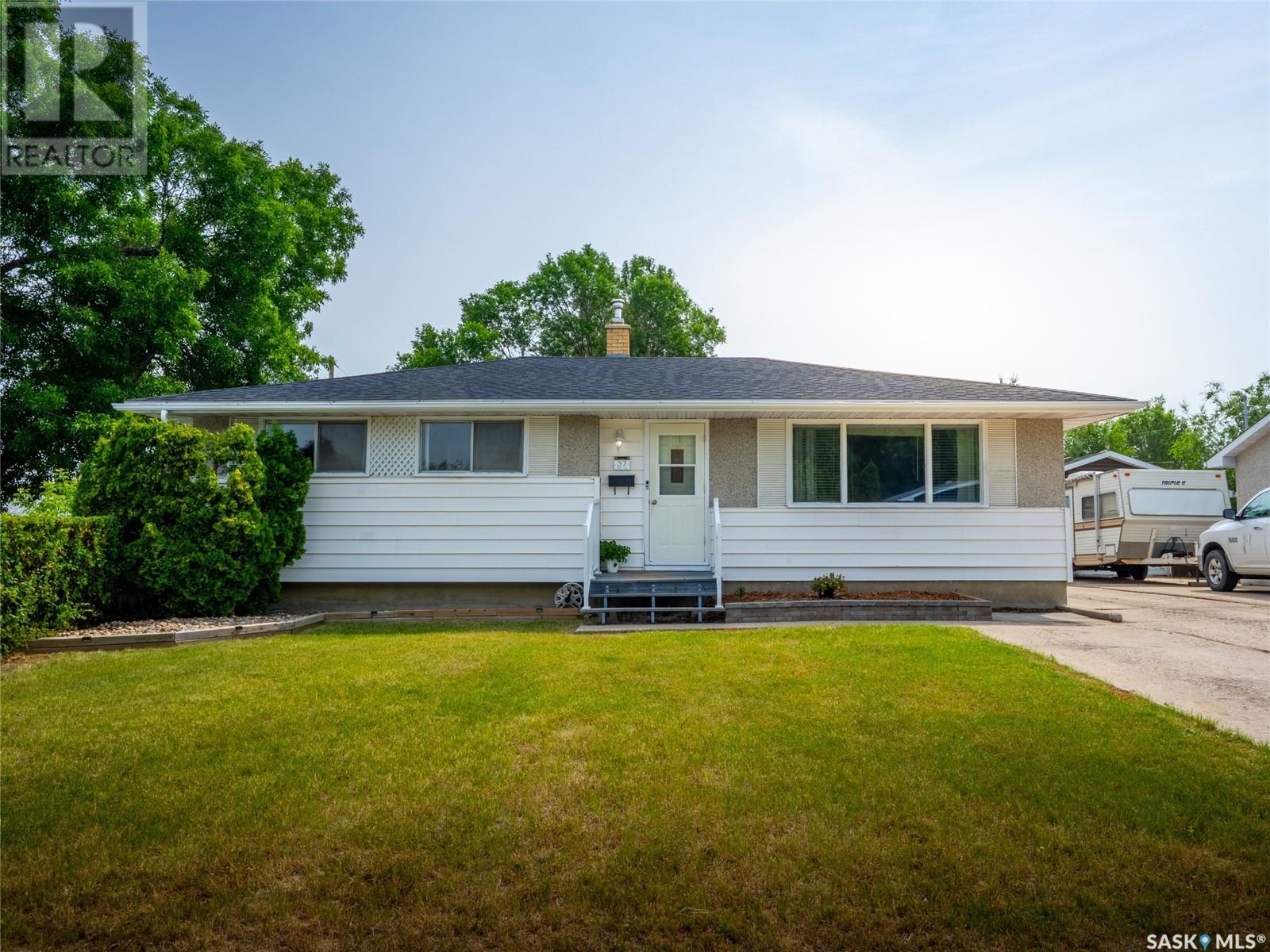 Property at 37 Lorimer CRESCENT image 1