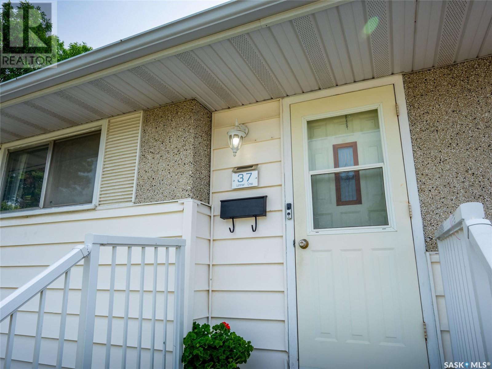 Property at 37 Lorimer CRESCENT image 2
