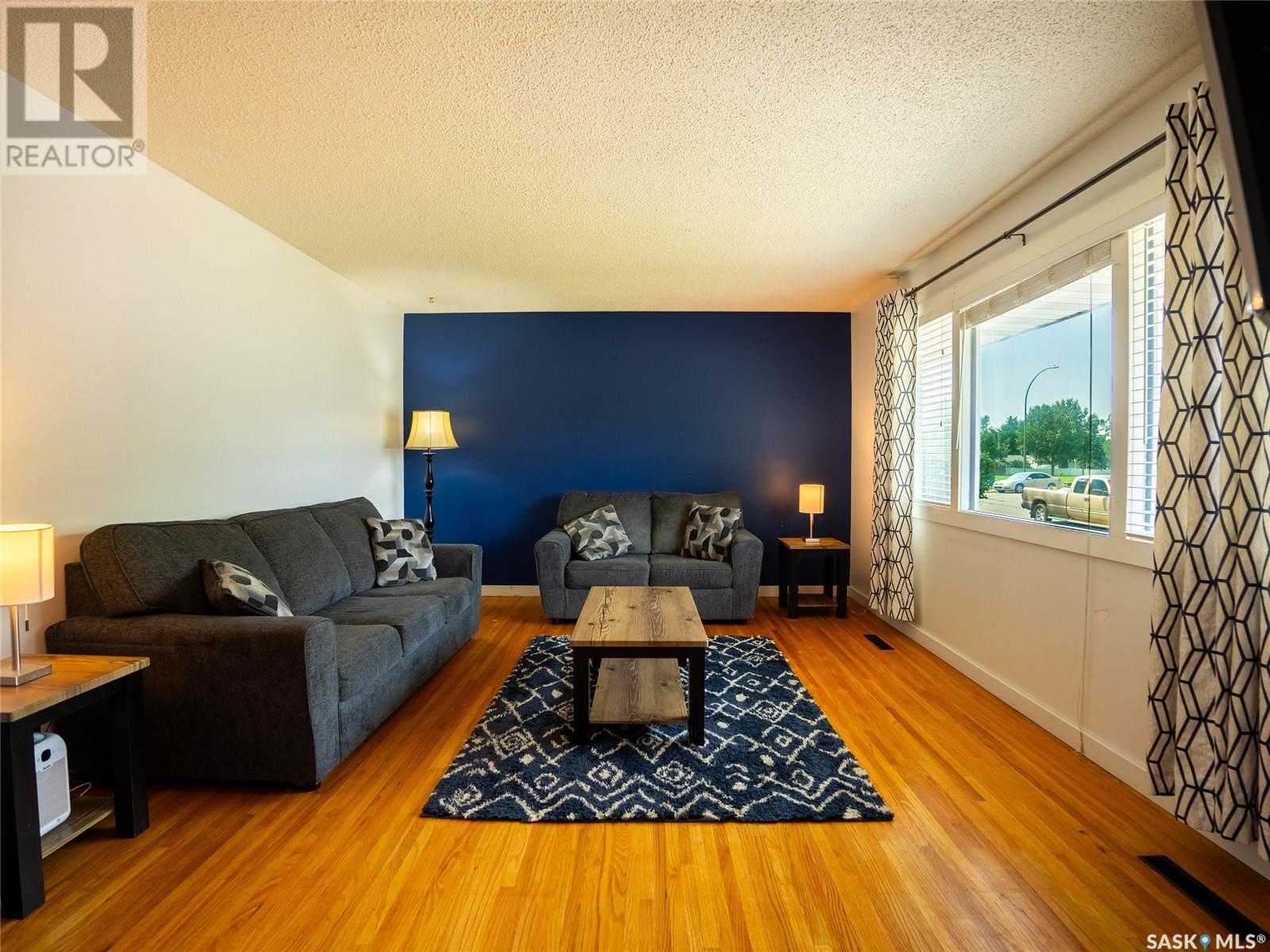 Property at 37 Lorimer CRESCENT image 3